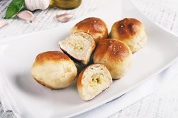 Bułeczki z masłem czosnkowym i serem