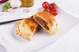 Calzone z z mięsem mielonym w ostrym sosie 